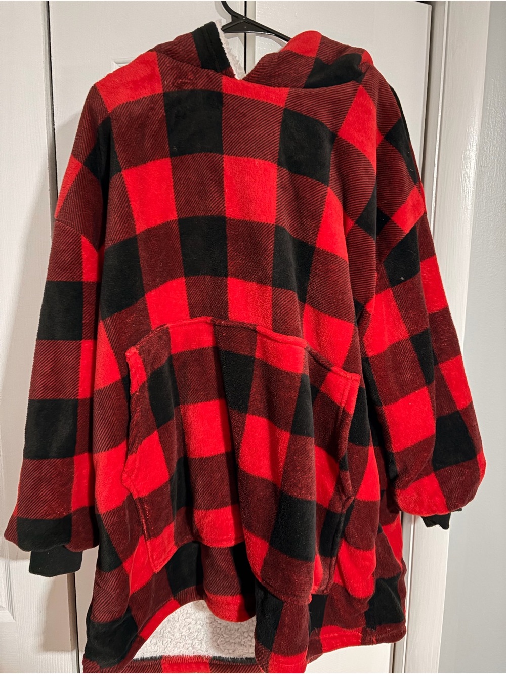Urban Heritage Red and Black Sherpa-Lined Hooded Pullover